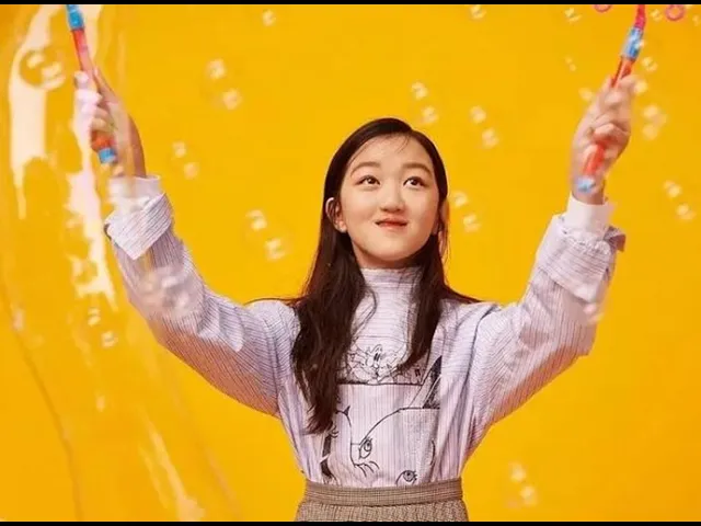 王菲女儿李嫣晒合照依旧不自信: 用手机和鲜花故意遮挡嘴唇